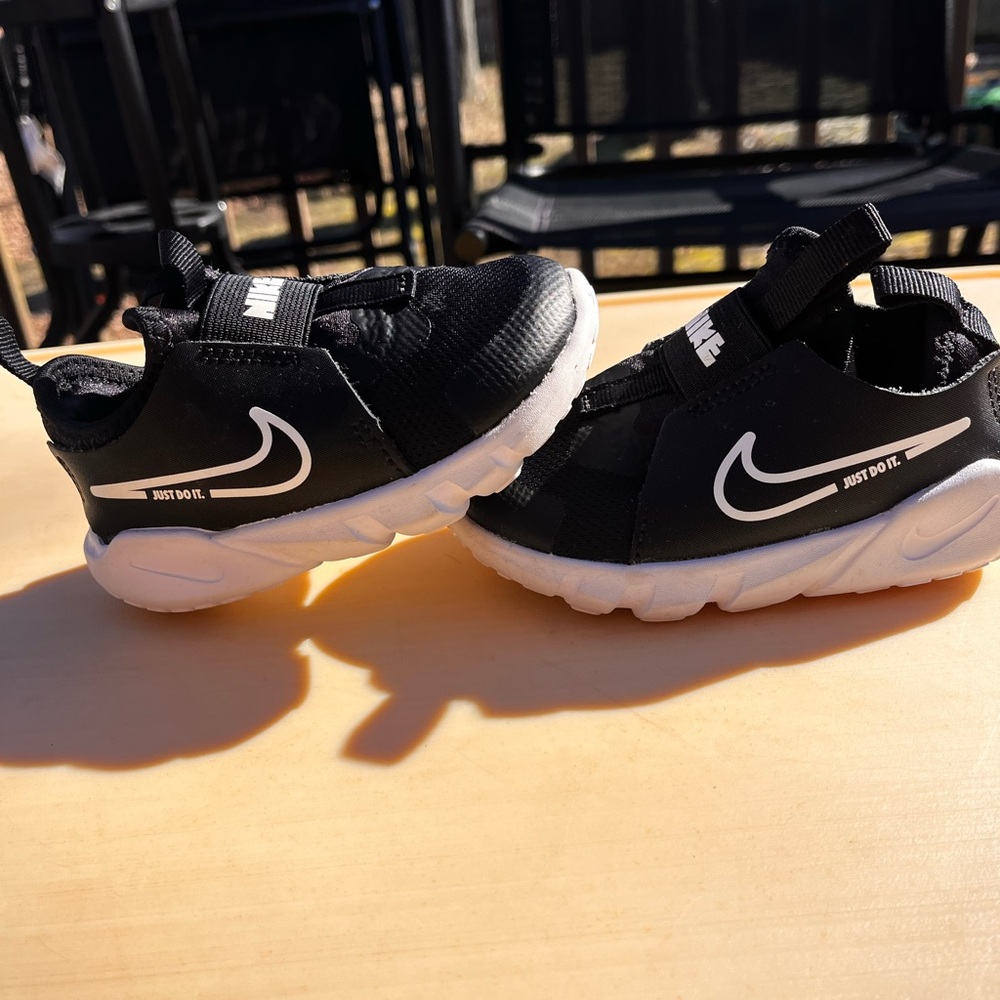 Black Nike Shoes size 6